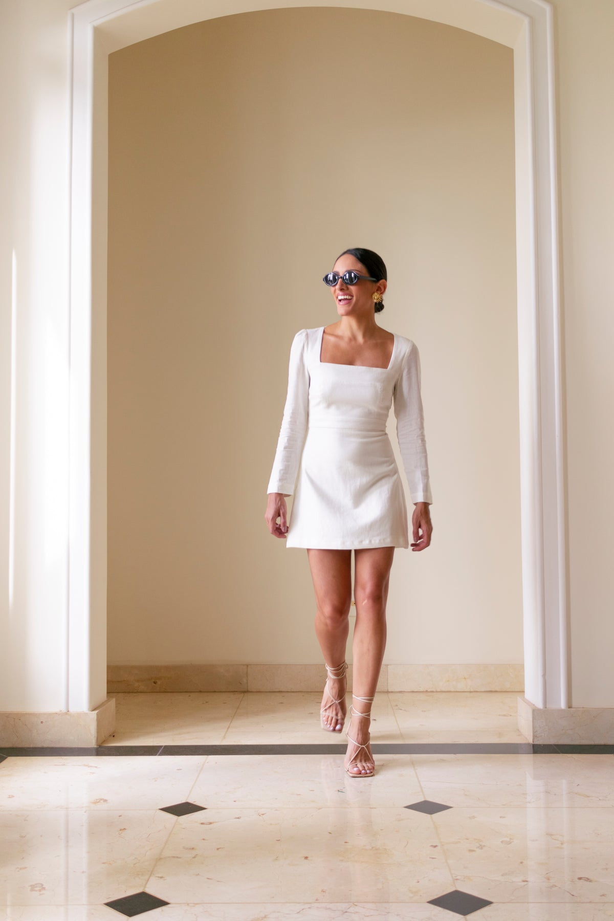 Vestido Curto De Linho Com Decote Quadrado E Manga Longa Silvia - Off White