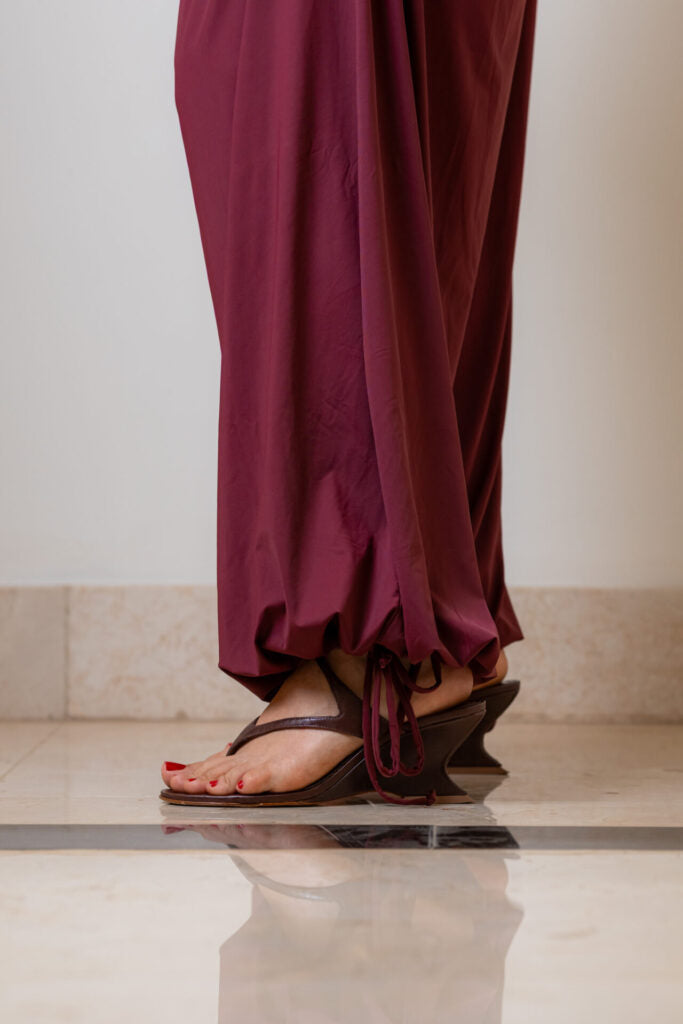 Calça Aladim de Malha Com Pala Drapeada Aghata – Vinho