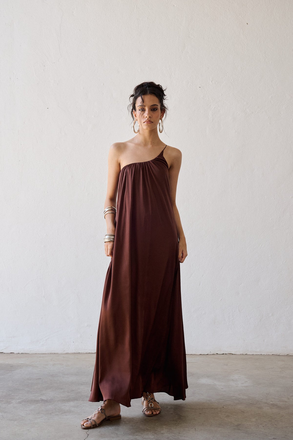 Vestido Acetinado Um Ombro Só Caetana - Marrom