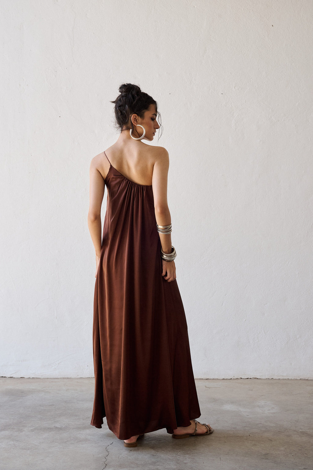 Vestido Acetinado Um Ombro Só Caetana - Marrom