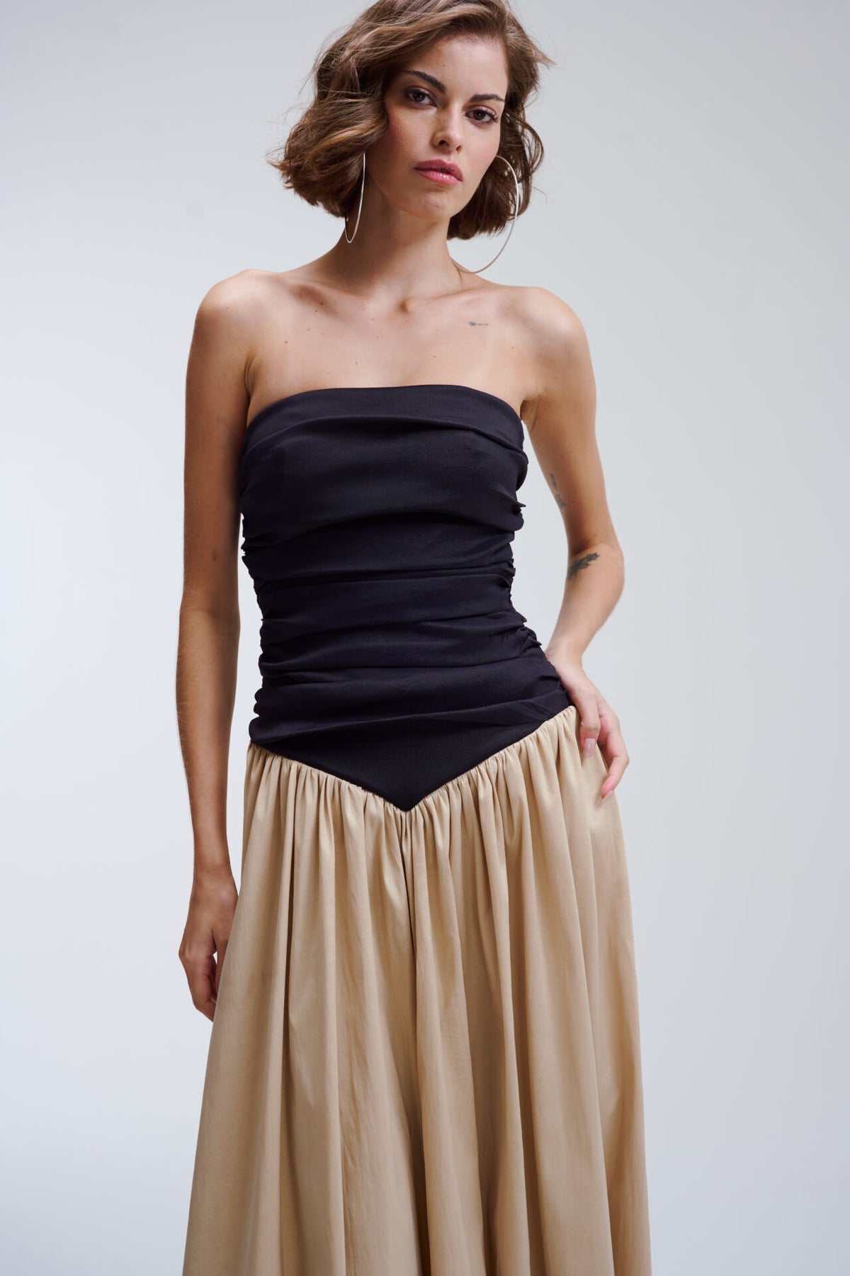 Vestido Longo Sem Alças Com Cintura Baixa e Detalhe em V Leonor - Preto com Champagne