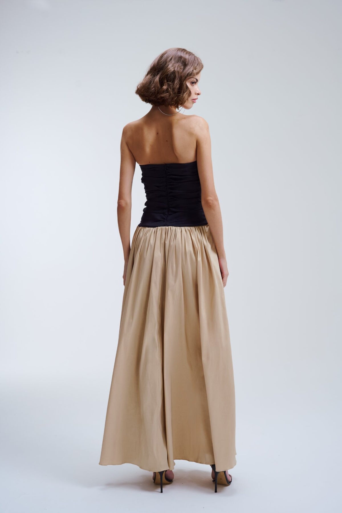 Vestido Longo Sem Alças Com Cintura Baixa e Detalhe em V Leonor - Preto com Champagne