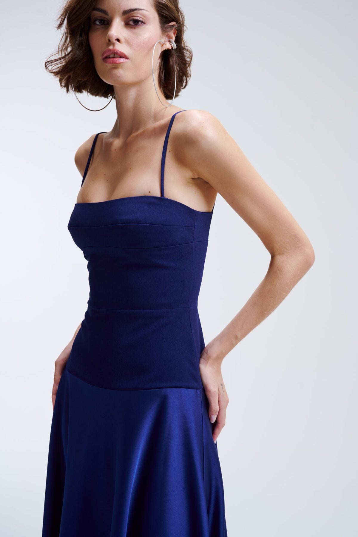 Vestido Longo Com Saia Acetinada e Alças Finas Amália - Marinho