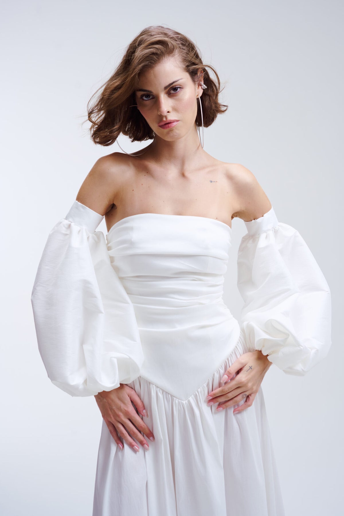 Vestido Longo Sem Alças Com Cintura Baixa e Detalhe em V e Mangas Bufantes Leonor - Off White