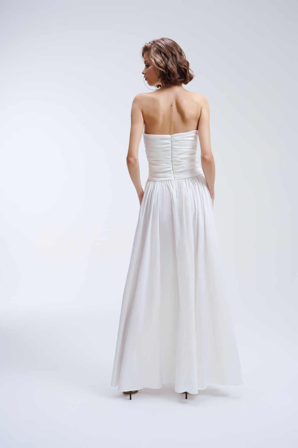 Vestido Longo Sem Alças Com Cintura Baixa e Detalhe em V e Mangas Bufantes Leonor - Off White