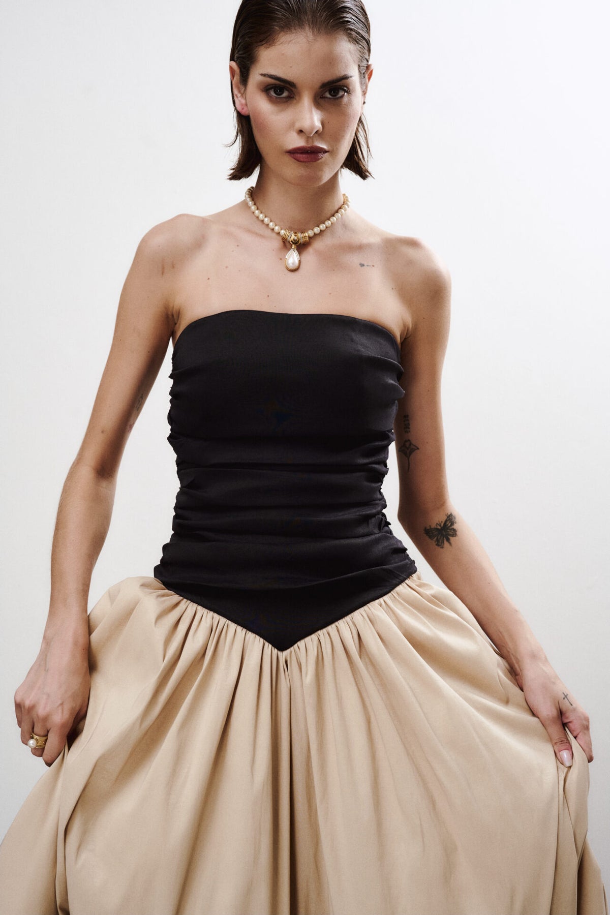 Vestido Longo Sem Alças Com Cintura Baixa e Detalhe em V Leonor - Preto com Champagne