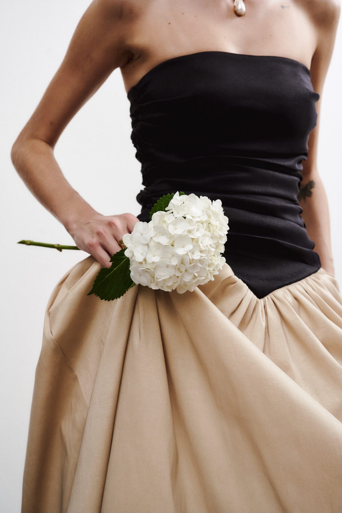Vestido Longo Sem Alças Com Cintura Baixa e Detalhe em V Leonor - Preto com Champagne