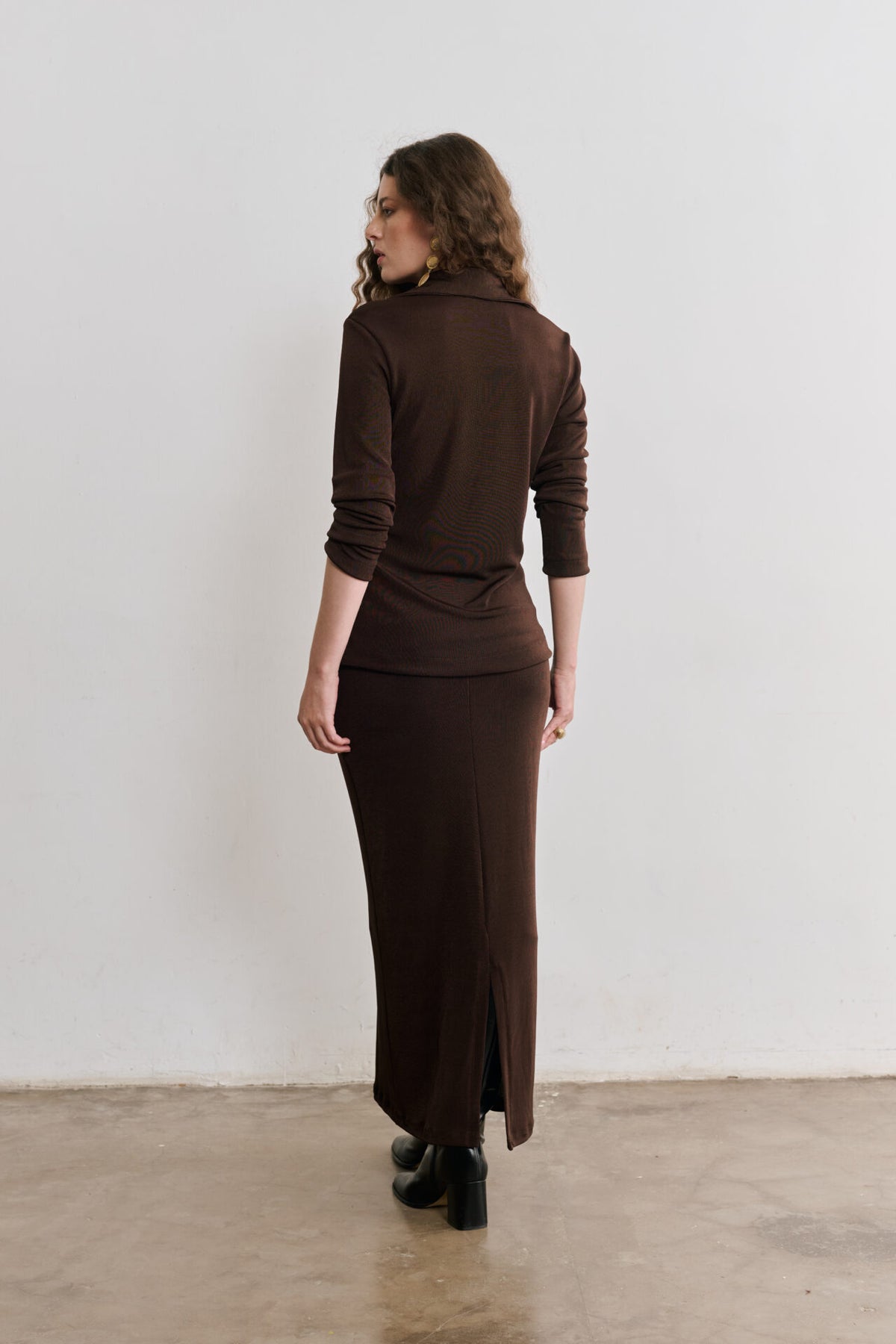 Saia Midi De Malha Cintilante Com Modelagem Reta Chiara - Marrom