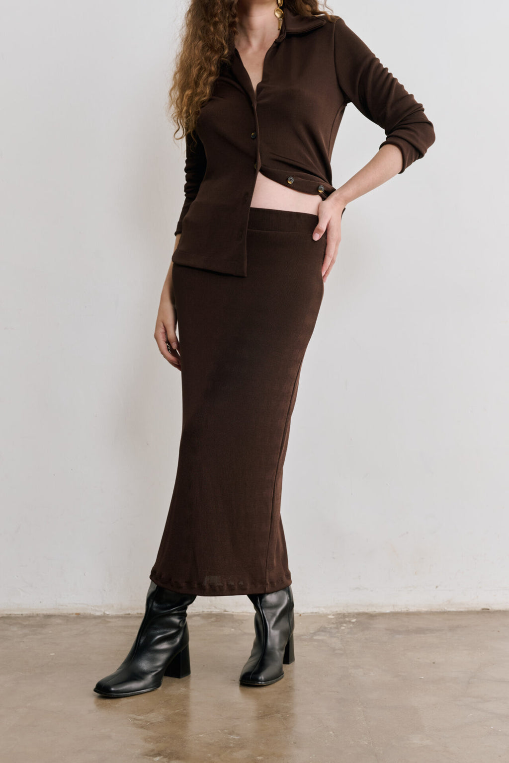 Saia Midi De Malha Cintilante Com Modelagem Reta Chiara - Marrom