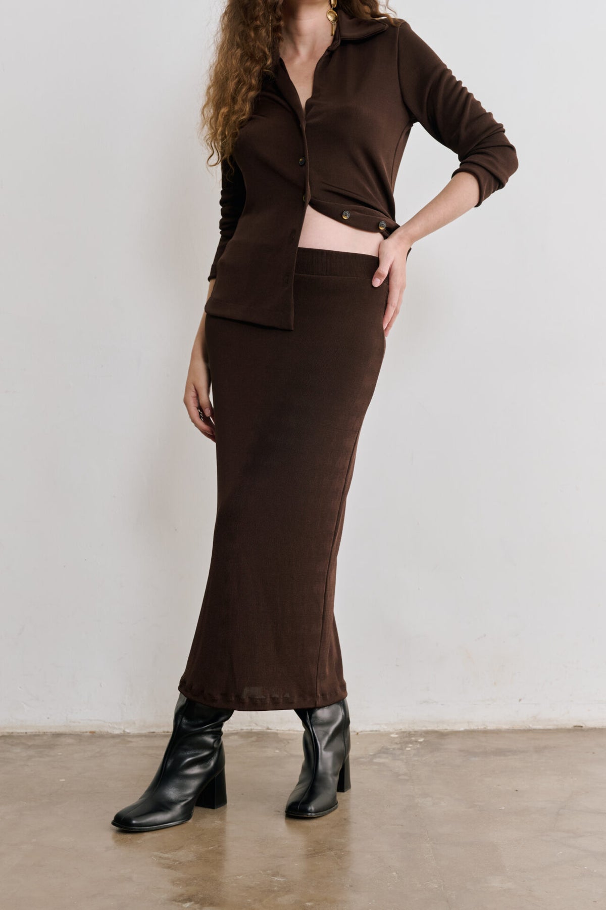Saia Midi De Malha Cintilante Com Modelagem Reta Chiara - Marrom