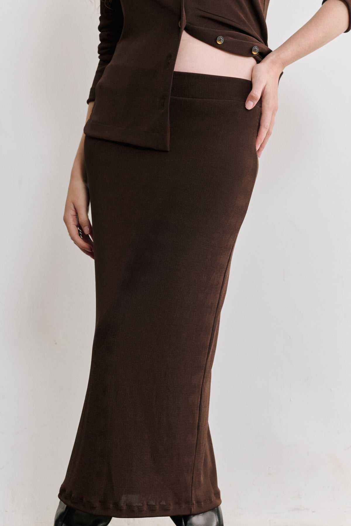 Saia Midi De Malha Cintilante Com Modelagem Reta Chiara - Marrom
