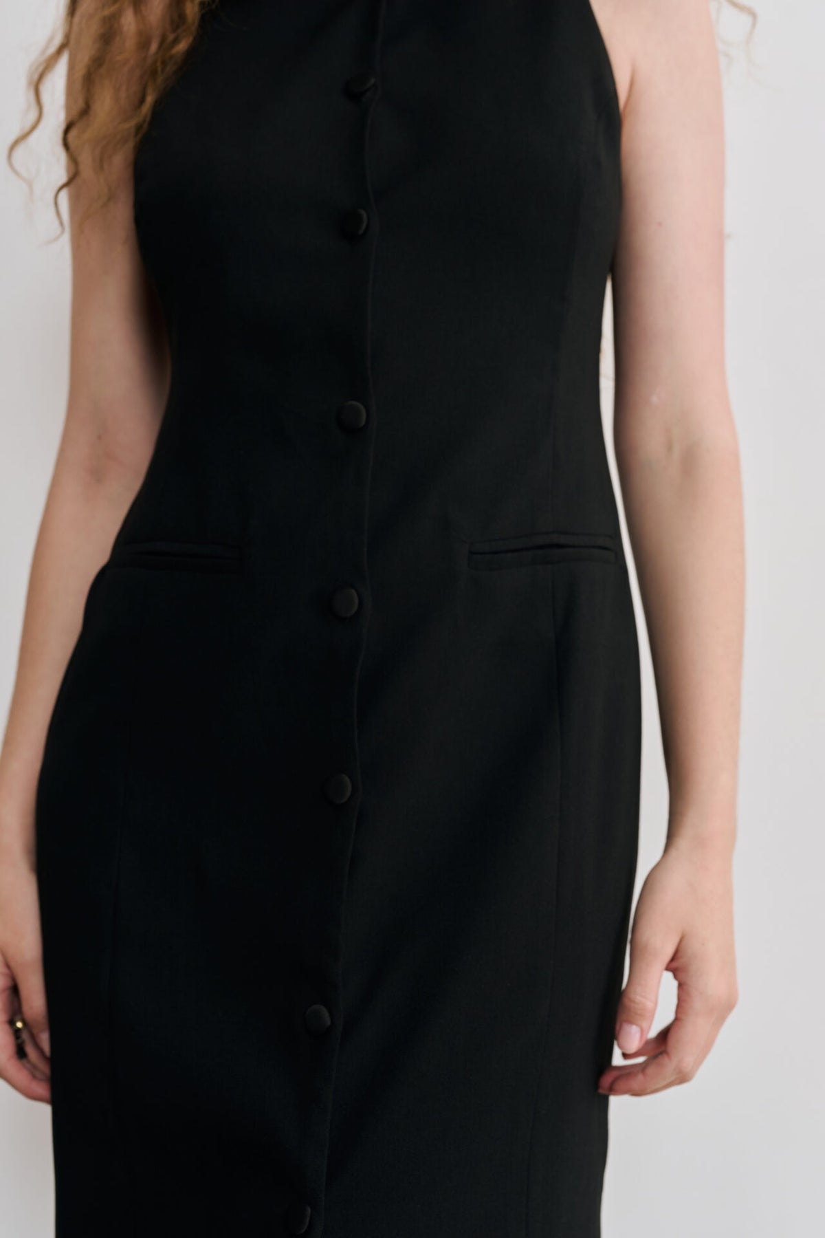 Vestido Midi com Gola Alta e Botões Frontais Sayuri  - Preto