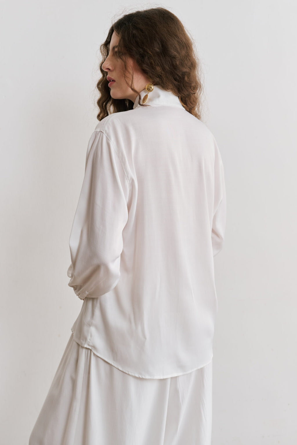 Blusa Manga Longa Acetinada Com Gola Alta Stella - Off White