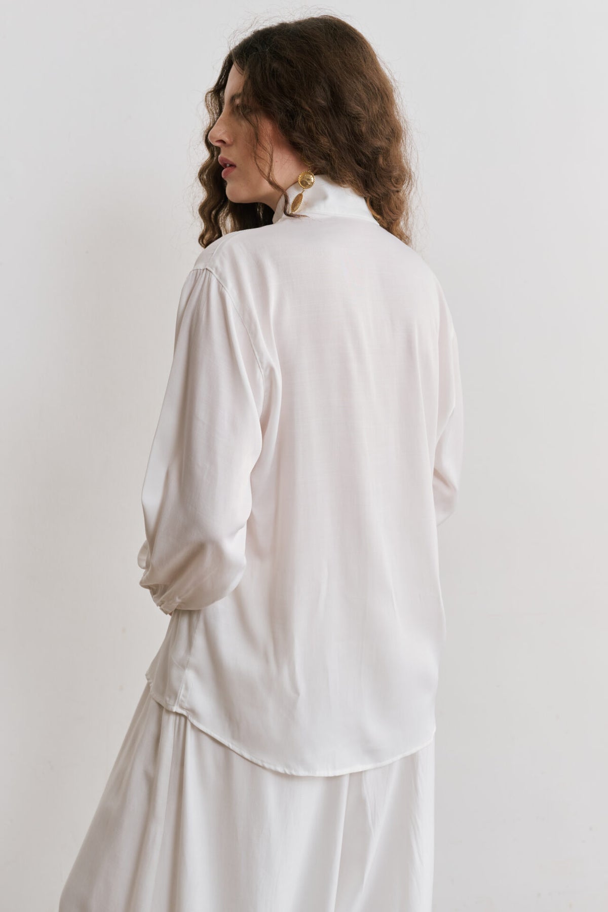 Blusa Manga Longa Acetinada Com Gola Alta Stella - Off White