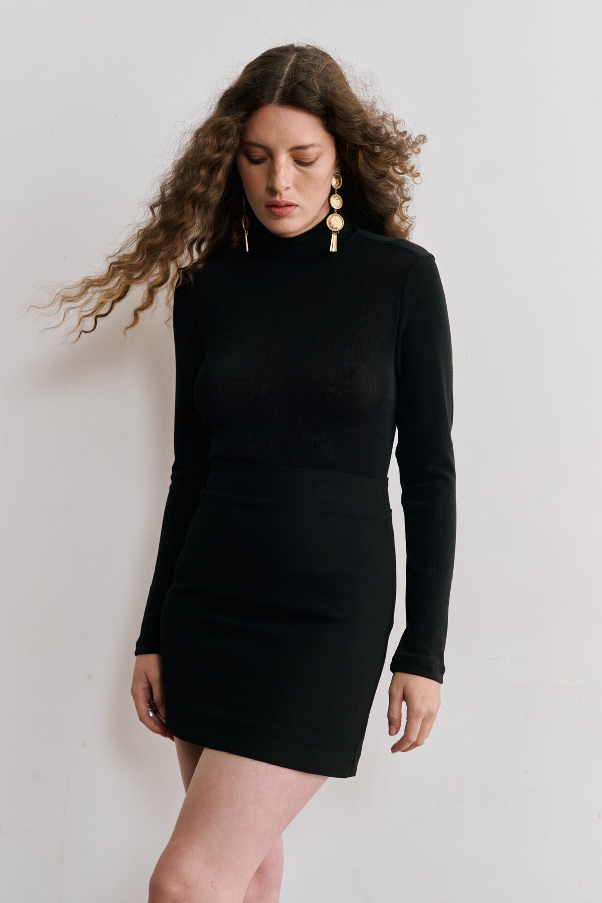Blusa Cacharrel de Mangas Longas e Gola Alta Melina - Preta