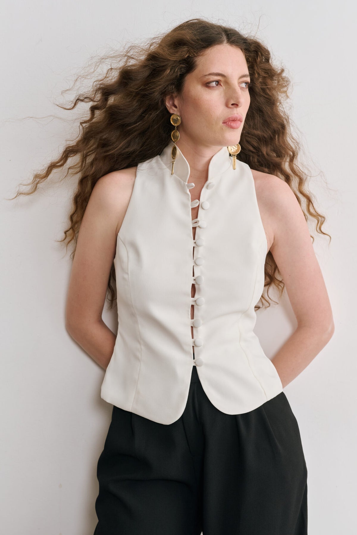 Blusa Sem Mangas com Gola Alta e Botões Frontais Naomi - Off White