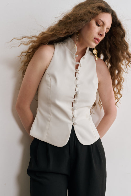 Blusa Sem Mangas com Gola Alta e Botões Frontais Naomi - Off White