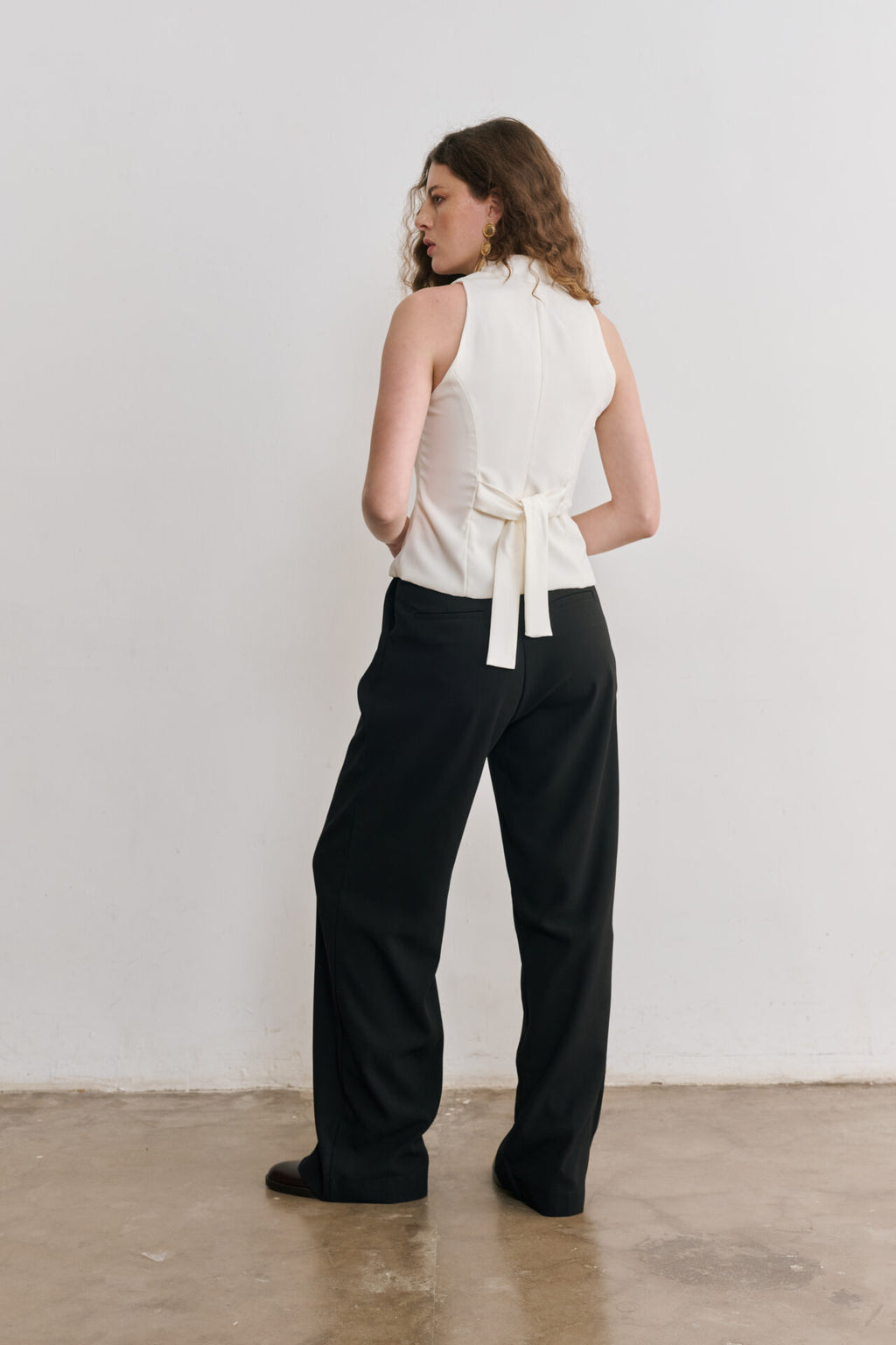 Blusa Sem Mangas com Gola Alta e Botões Frontais Naomi - Off White