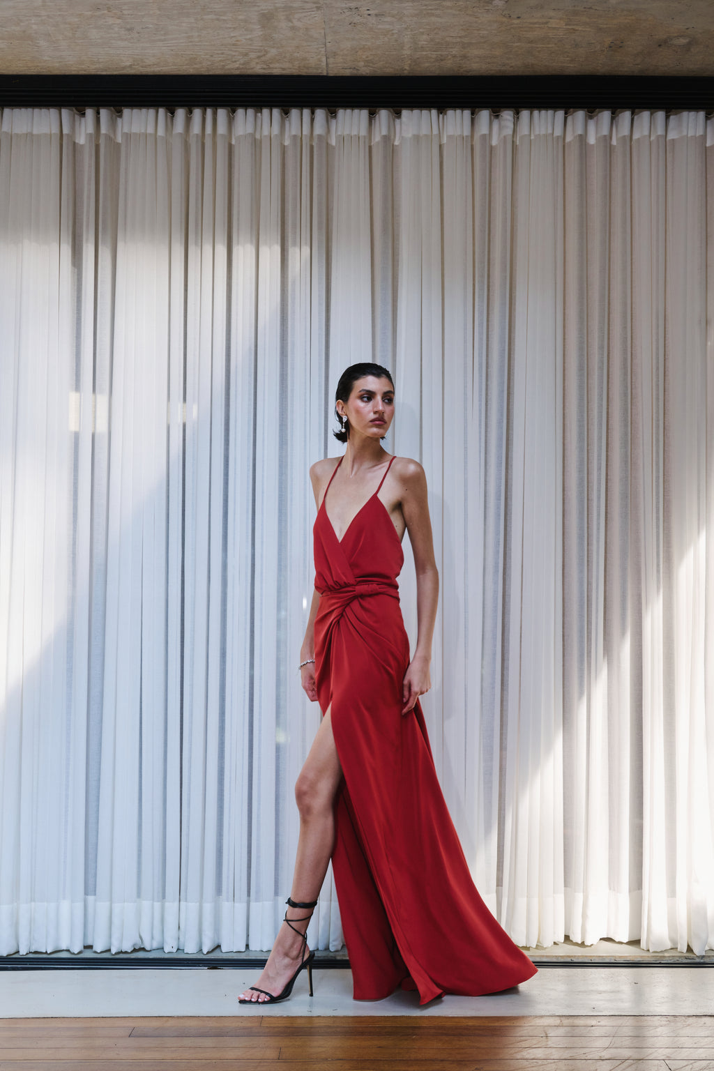 Vestido Drapeado Frente Única Com Fenda Pri – Terracota