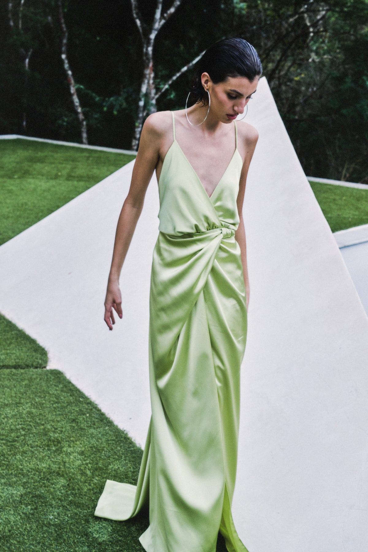 Vestido Acetinado Drapeado Frente Única Com Fenda Priscila – Limoncello
