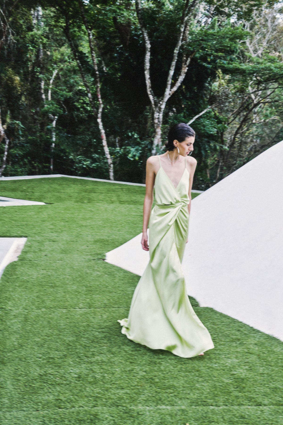 Vestido Acetinado Drapeado Frente Única Com Fenda Priscila – Limoncello