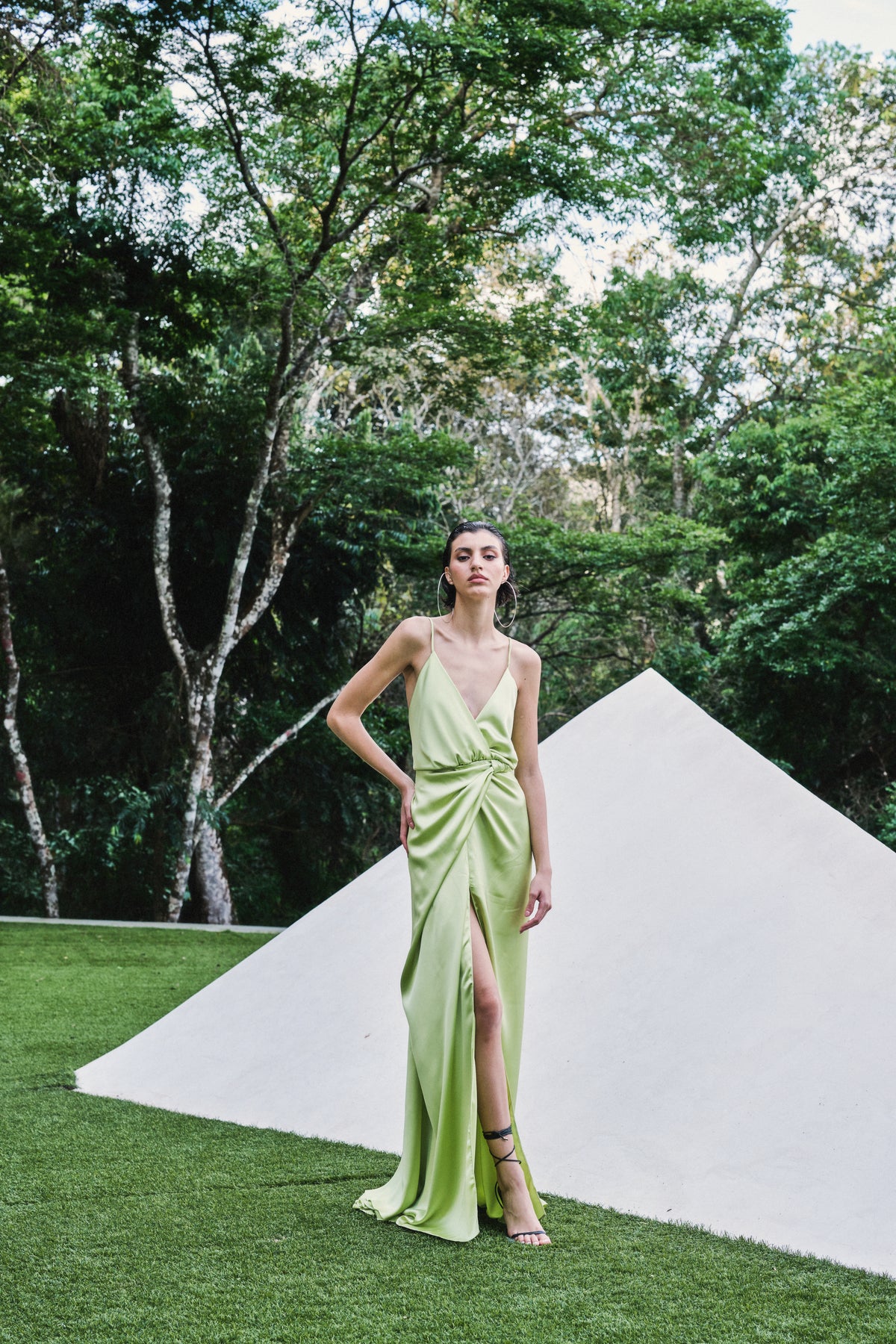 Vestido Acetinado Drapeado Frente Única Com Fenda Priscila – Limoncello