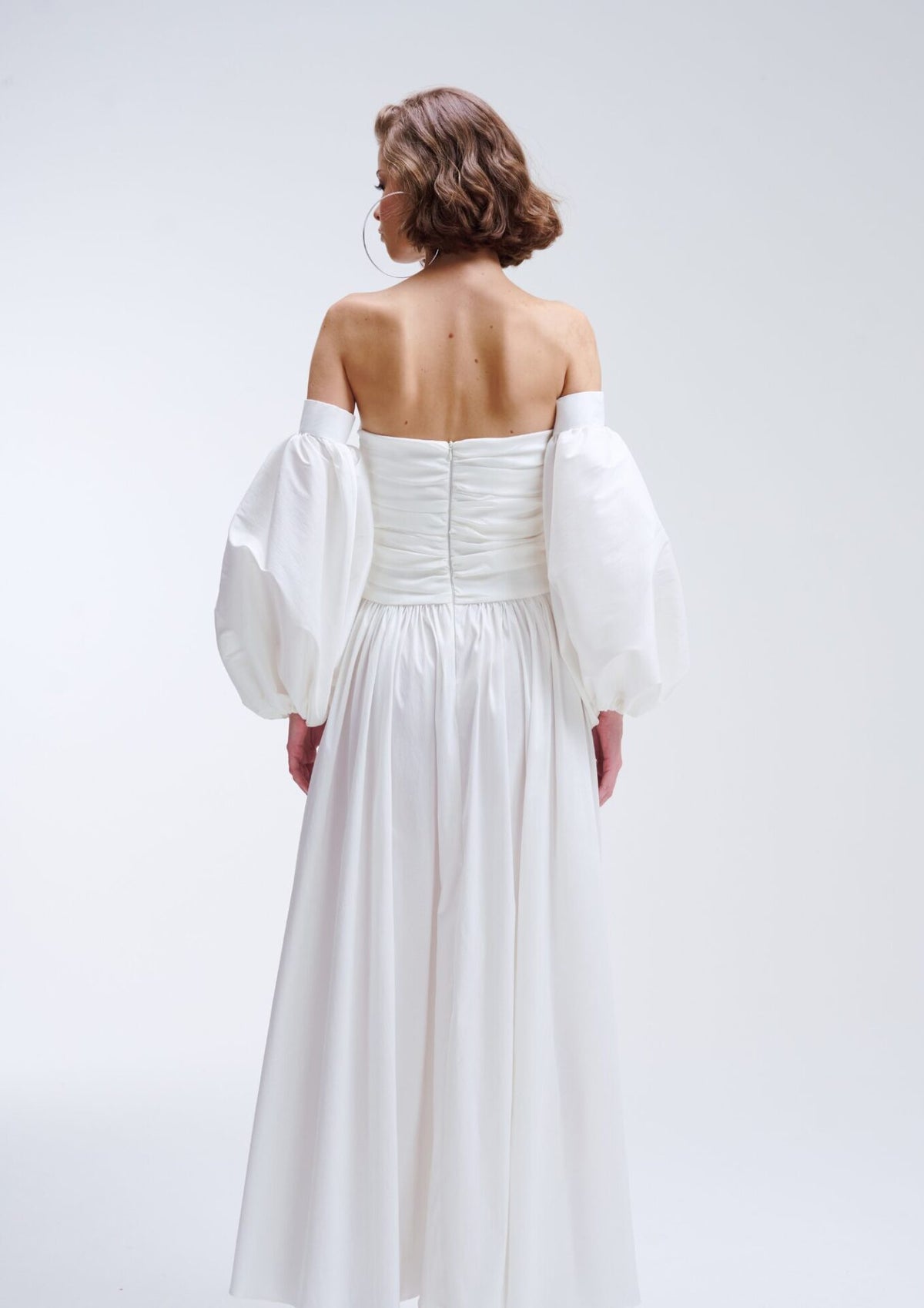 Vestido Longo Sem Alças Com Cintura Baixa e Detalhe em V e Mangas Bufantes Leonor - Off White