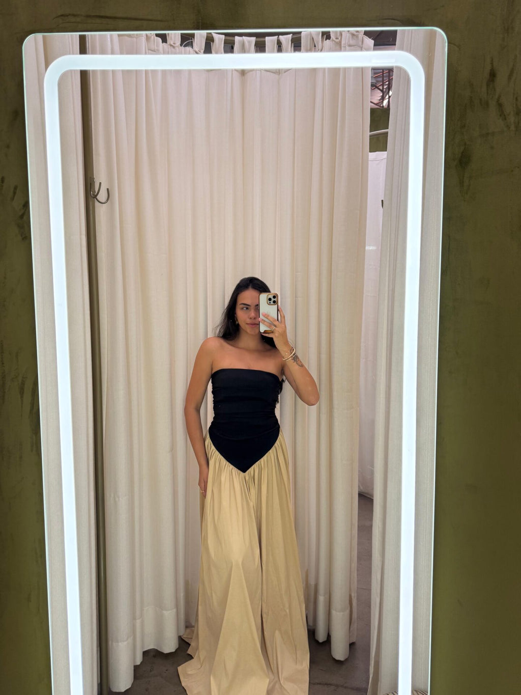 Vestido Longo Sem Alças Com Cintura Baixa e Detalhe em V Leonor - Preto com Champagne