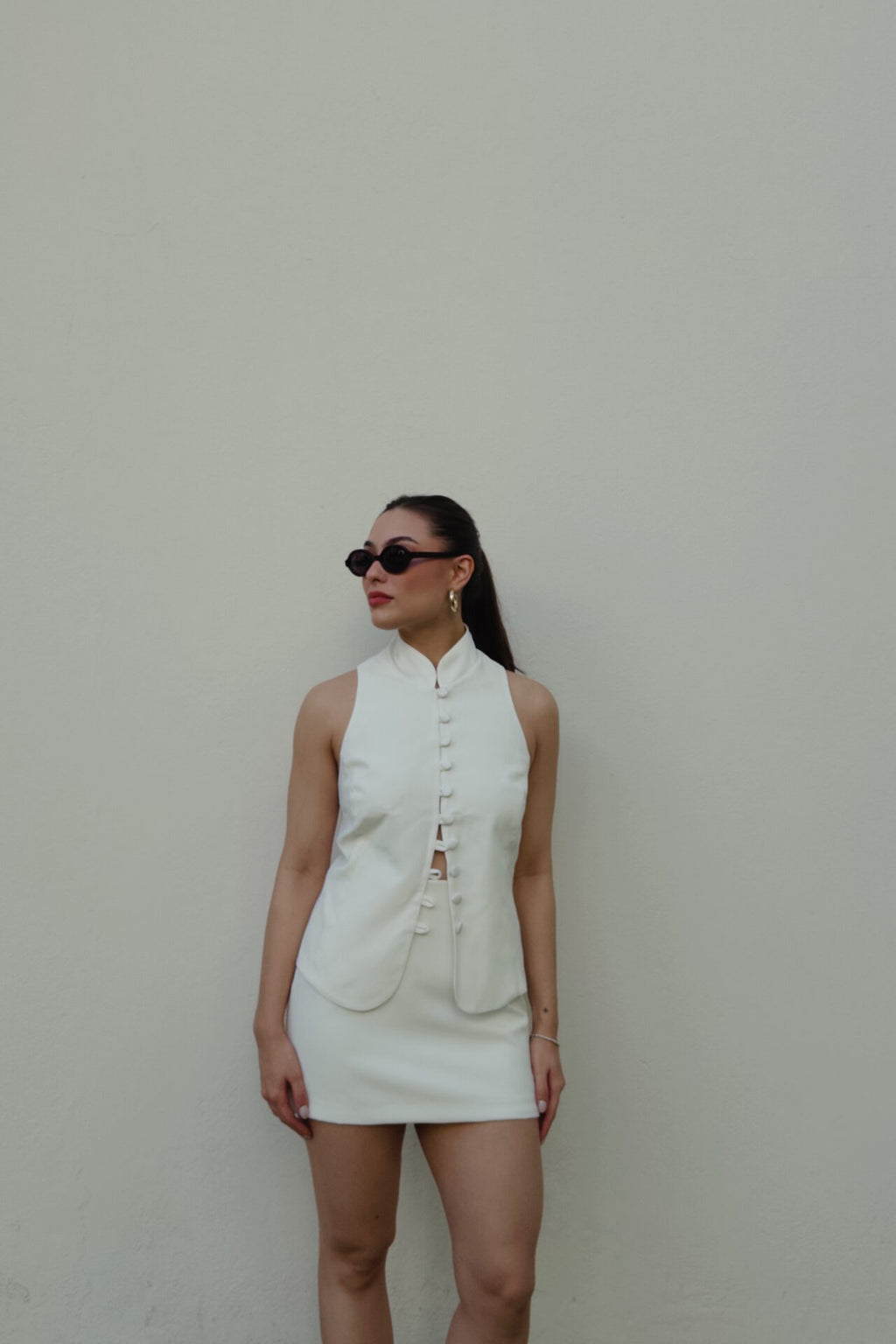 Blusa Sem Mangas com Gola Alta e Botões Frontais Naomi - Off White