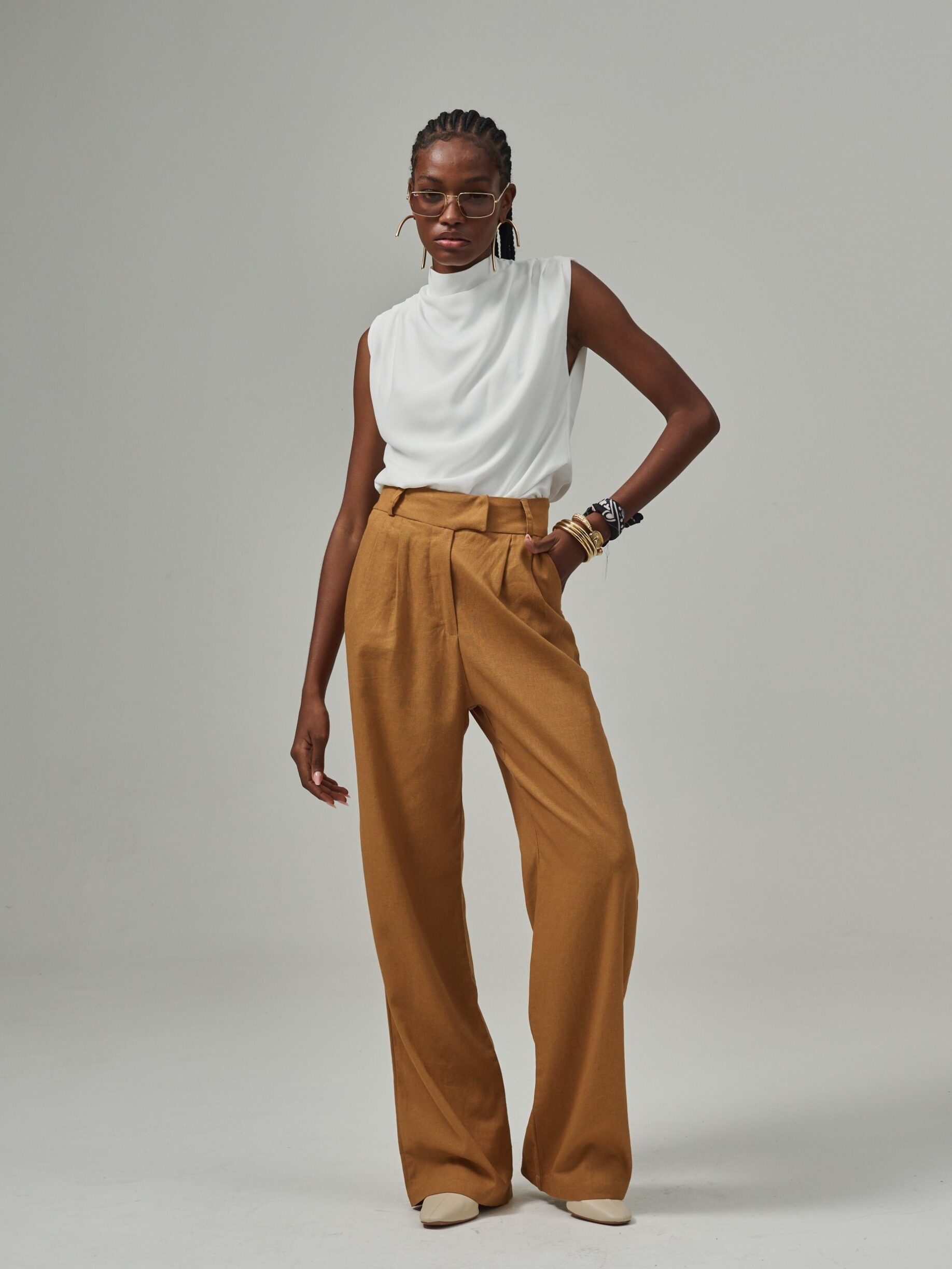 Blusa Gola Com Ombro Drapeado Sem Manga Ava - Off White