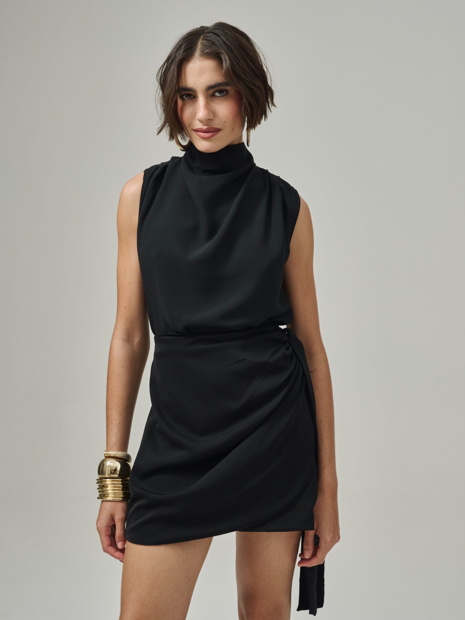 Blusa Gola Com Ombro Drapeado Sem Manga Ava - Preta