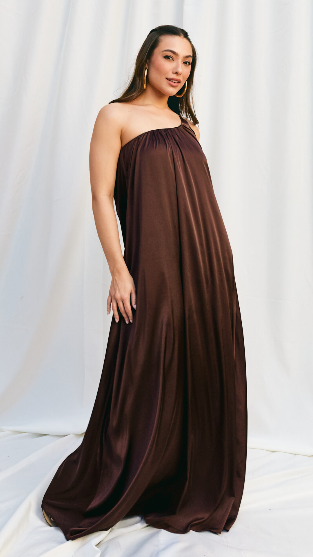 Vestido Acetinado Um Ombro Só Caetana - Marrom