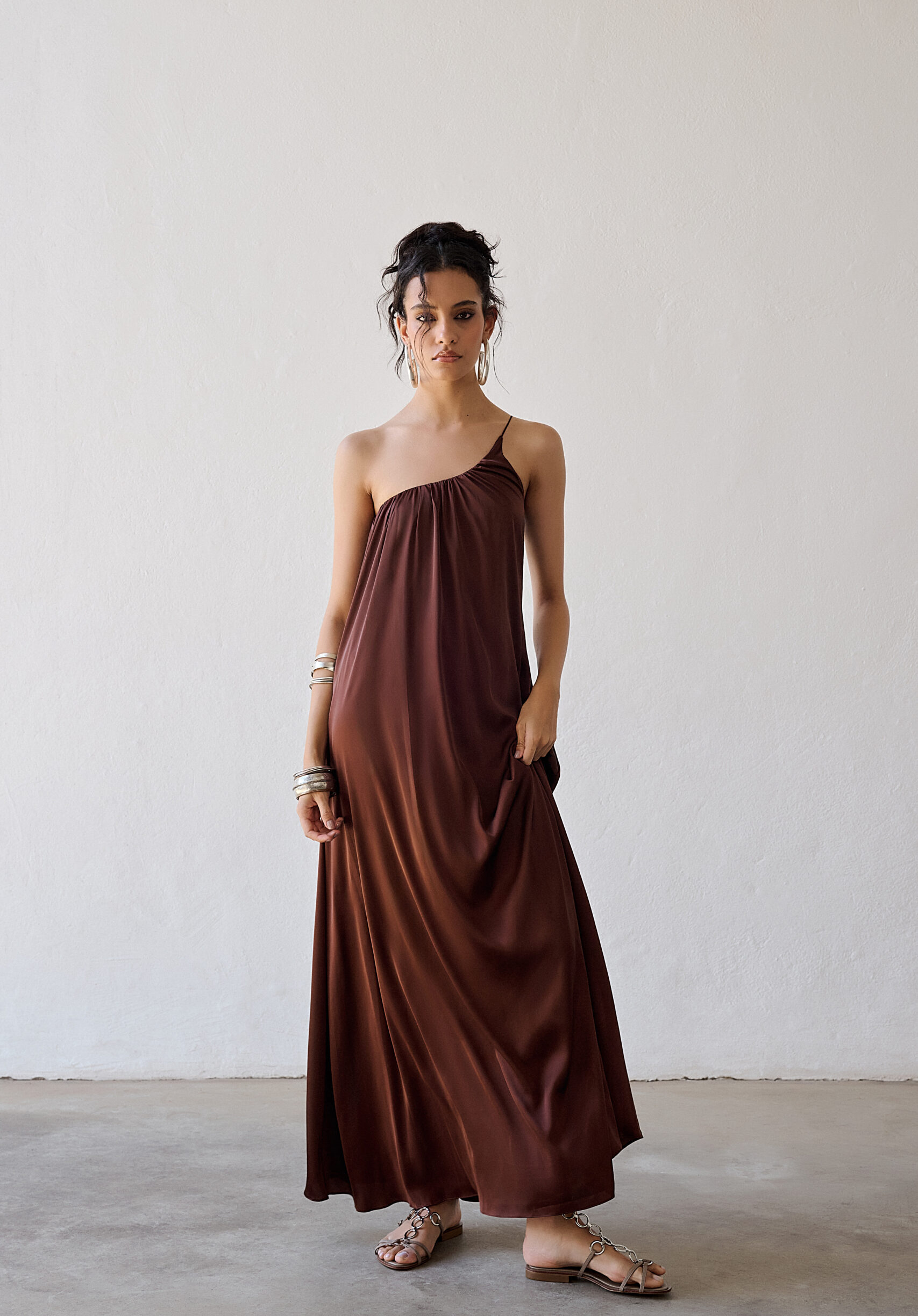 Vestido Acetinado Um Ombro Só Caetana - Marrom