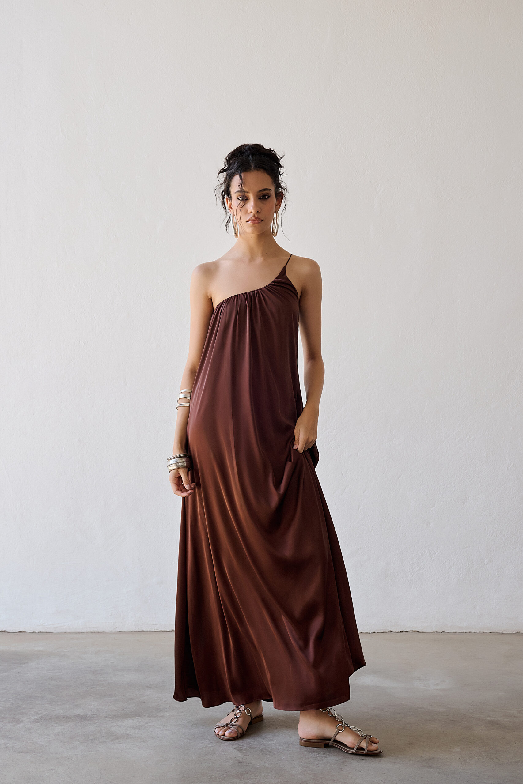 Vestido Acetinado Um Ombro Só Caetana - Marrom