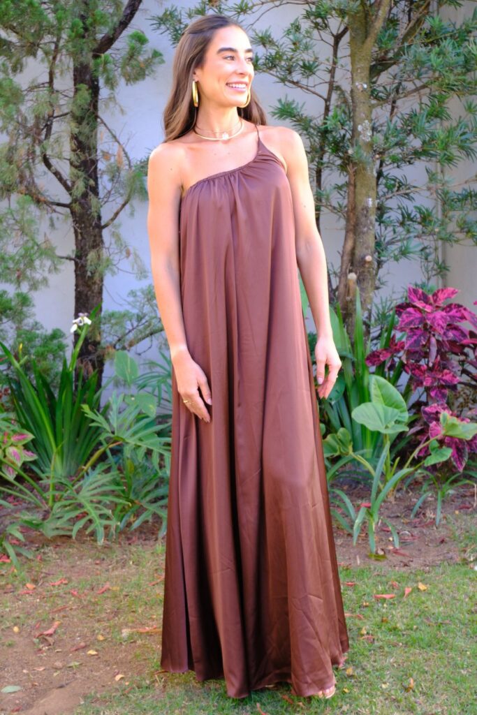 Vestido Acetinado Um Ombro Só Caetana - Marrom - Imagem 5
