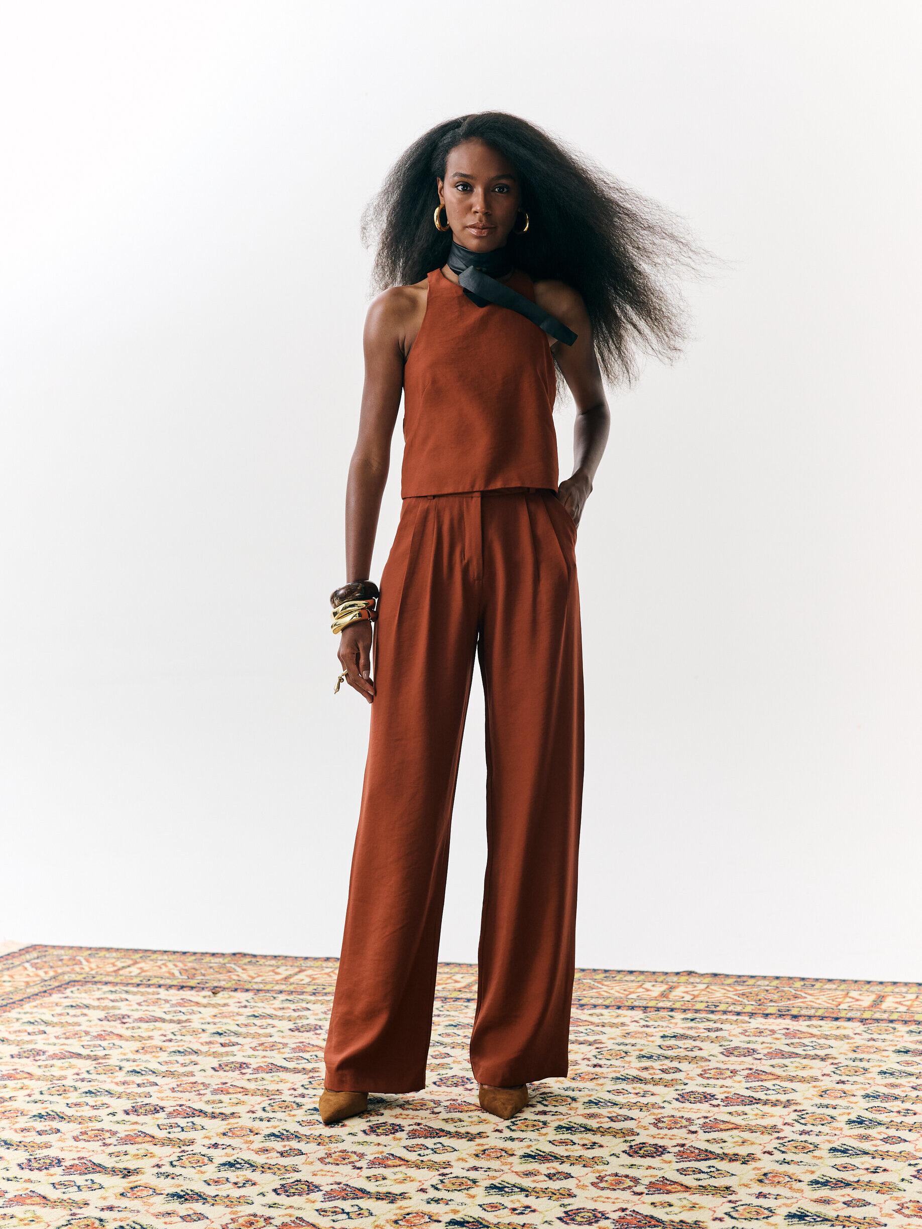 Calça De Alfaiataria Reta Com Pregas Lívia - Marrom Conhaque