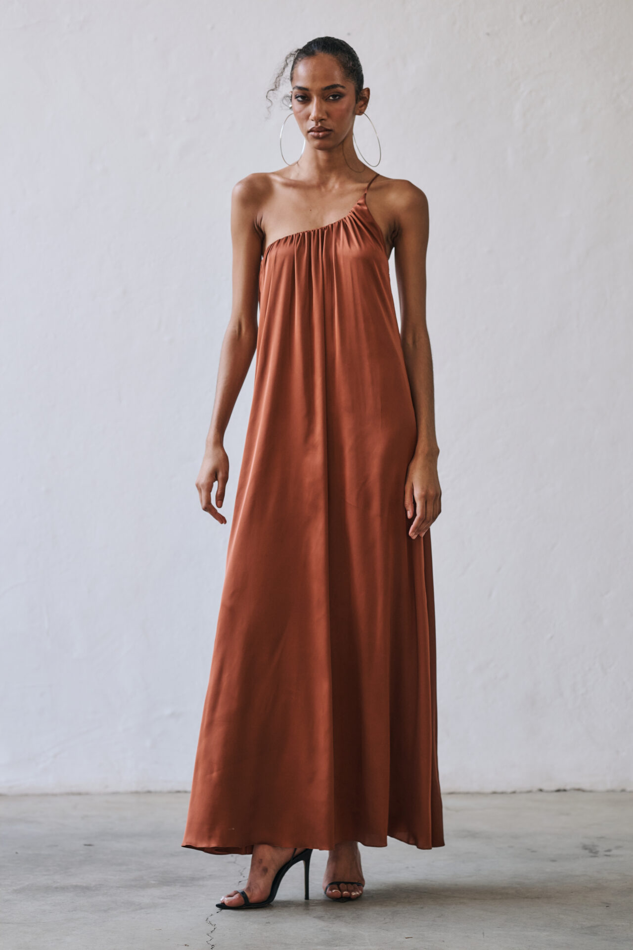 Vestido Acetinado Um Ombro Só Caetana - Cobre