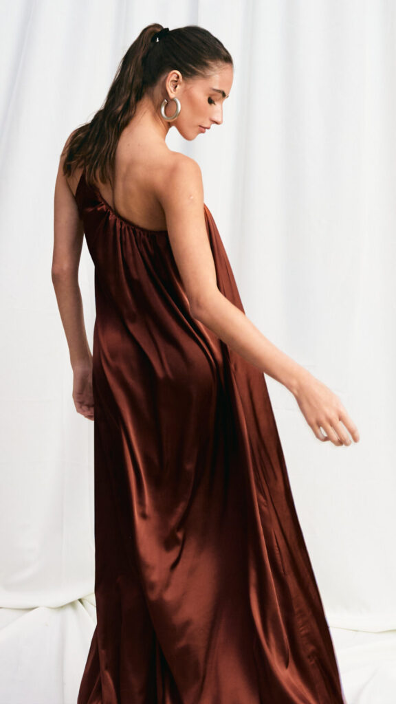 Vestido Acetinado Um Ombro Só Caetana - Cobre - Imagem 3
