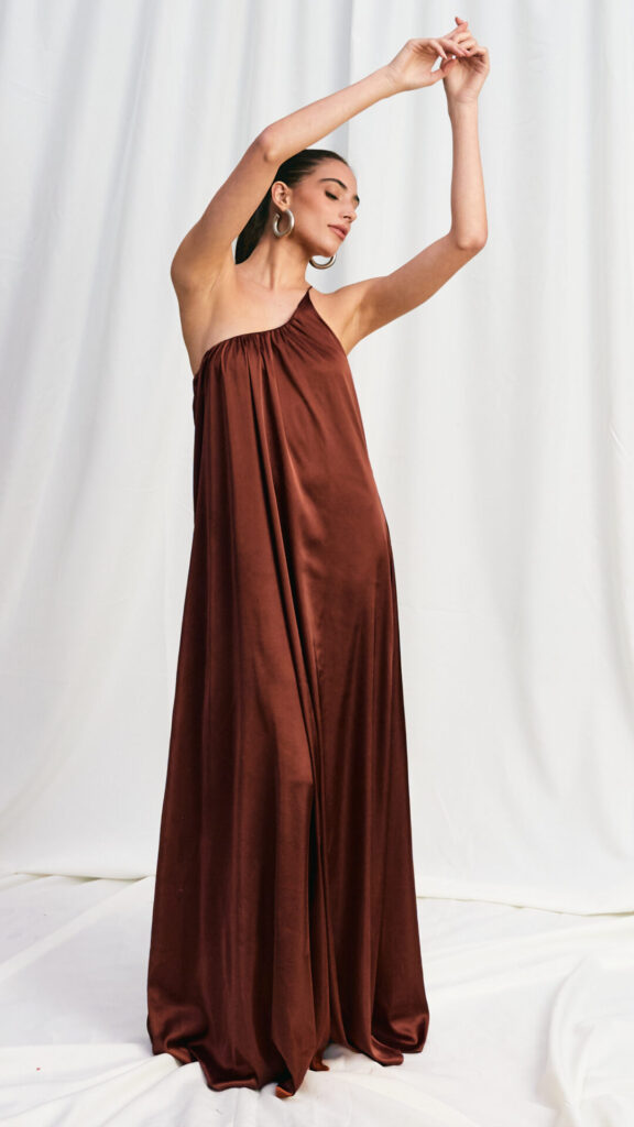 Vestido Acetinado Um Ombro Só Caetana - Cobre - Imagem 4