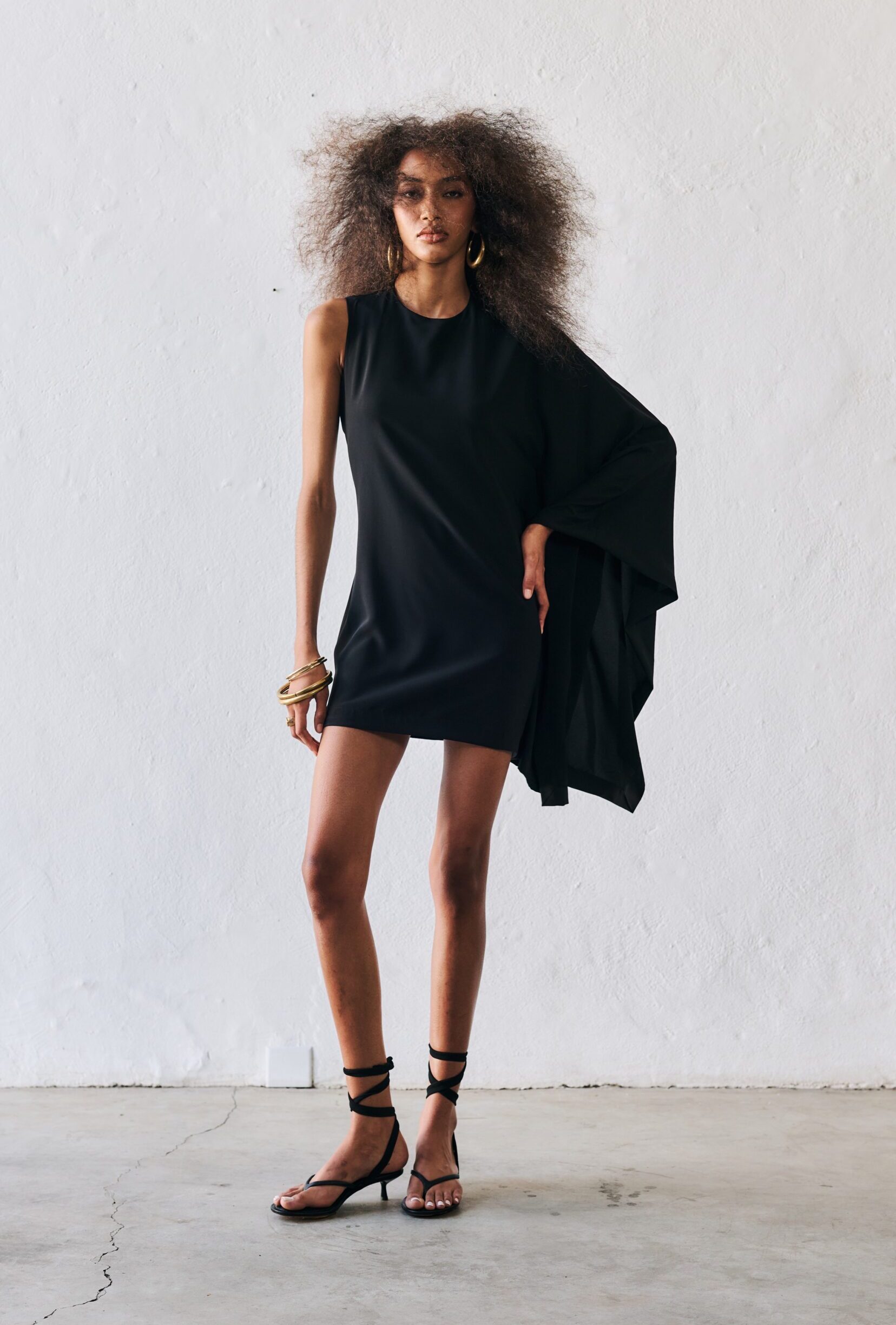 Vestido Curto Manga Única Fluído Diana - Preto