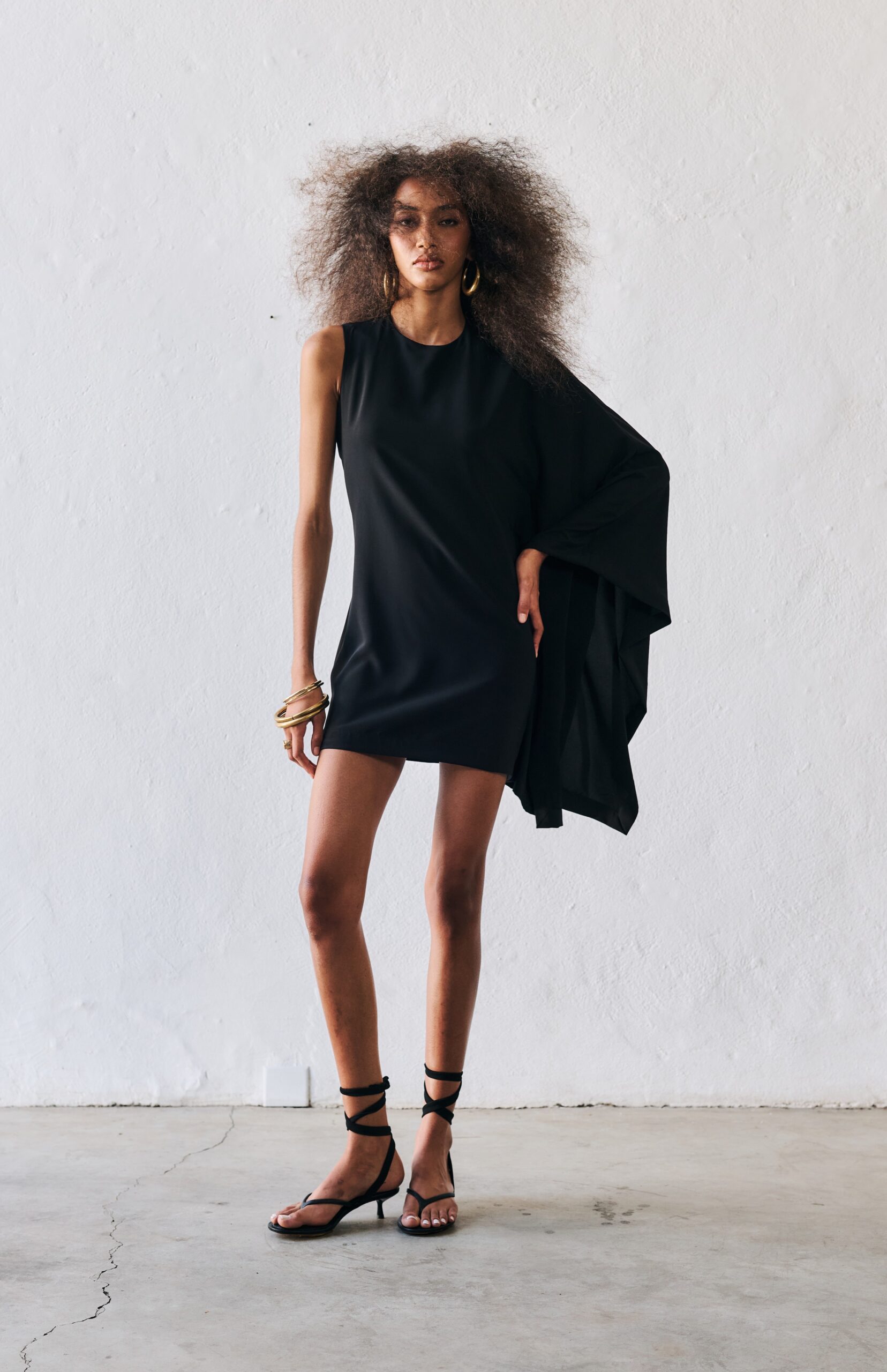 Vestido Curto Manga Única Fluído Diana - Preto