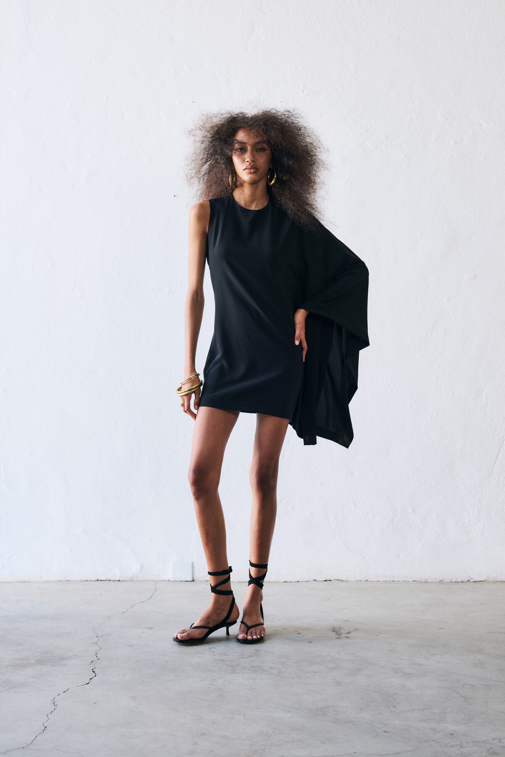 Vestido Curto Manga Única Fluído Diana - Preto
