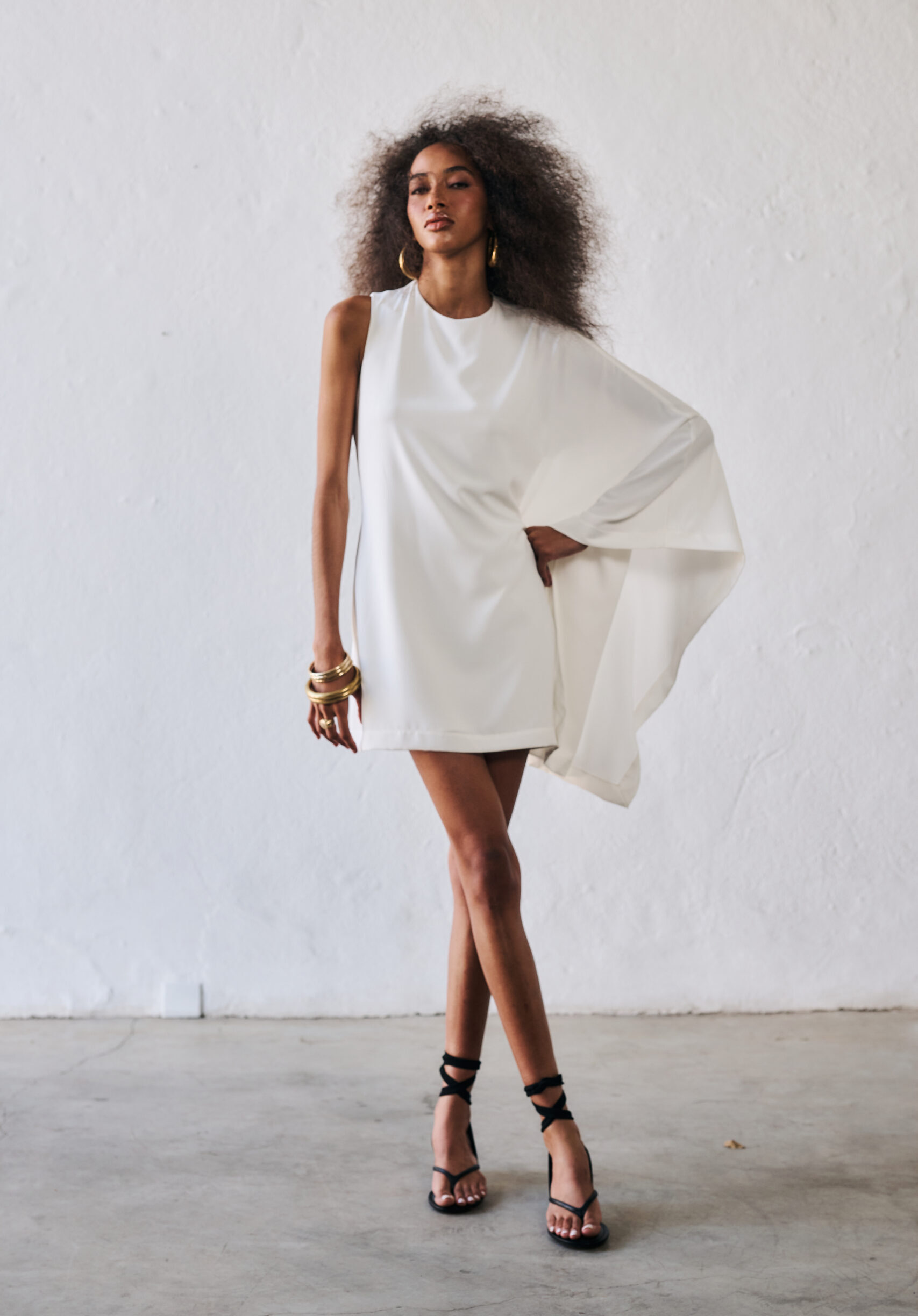 Vestido Curto Manga Única Fluído Diana - Branco