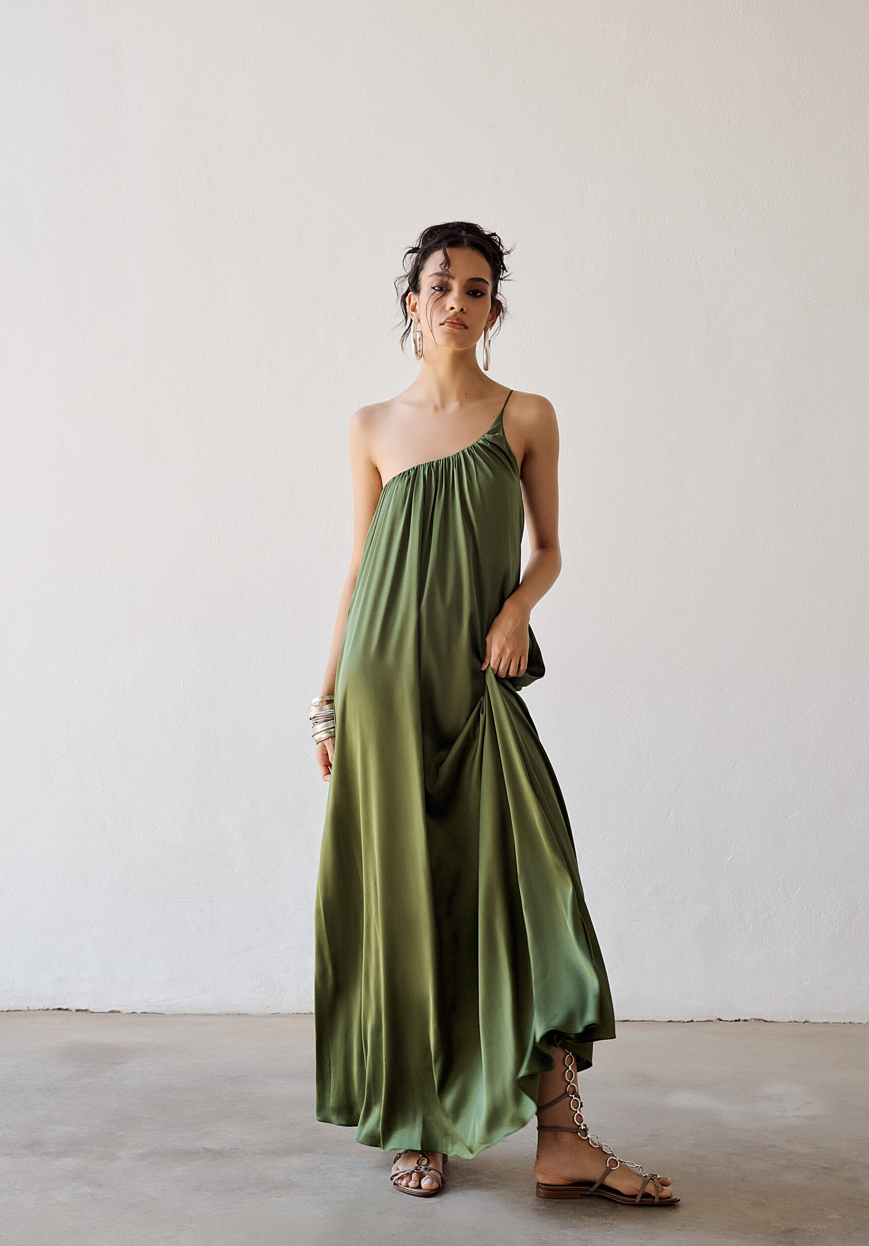 Vestido Acetinado Um Ombro Só Caetana - Verde Oliva