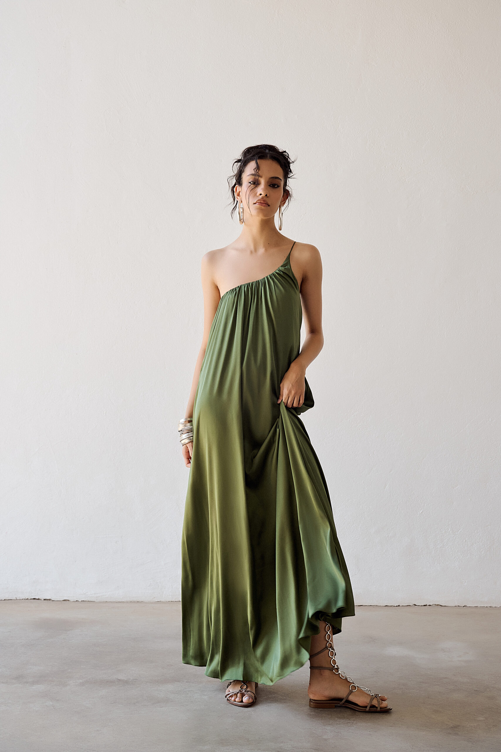 Vestido Acetinado Um Ombro Só Caetana - Verde Oliva
