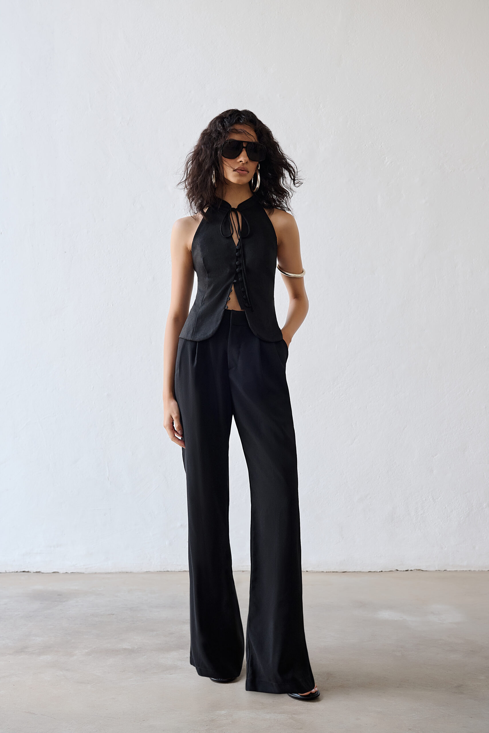 Blusa Lola Gola Alta com Amarração e Recorte Frontal - Preta