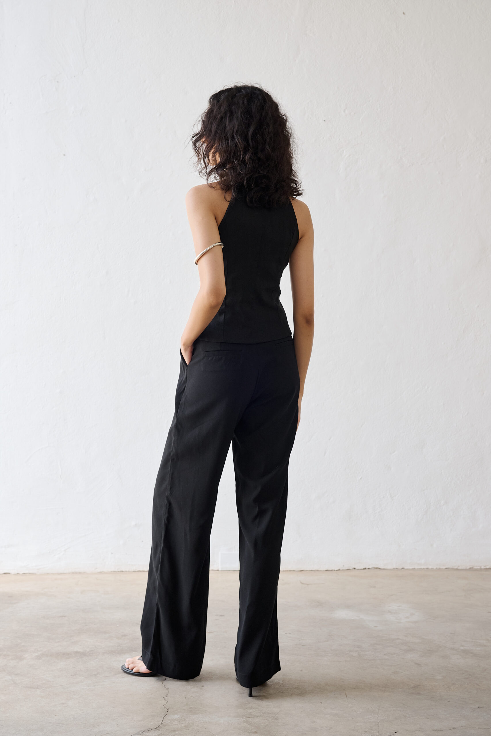 Blusa Lola Gola Alta com Amarração e Recorte Frontal - Preta - Imagem 3