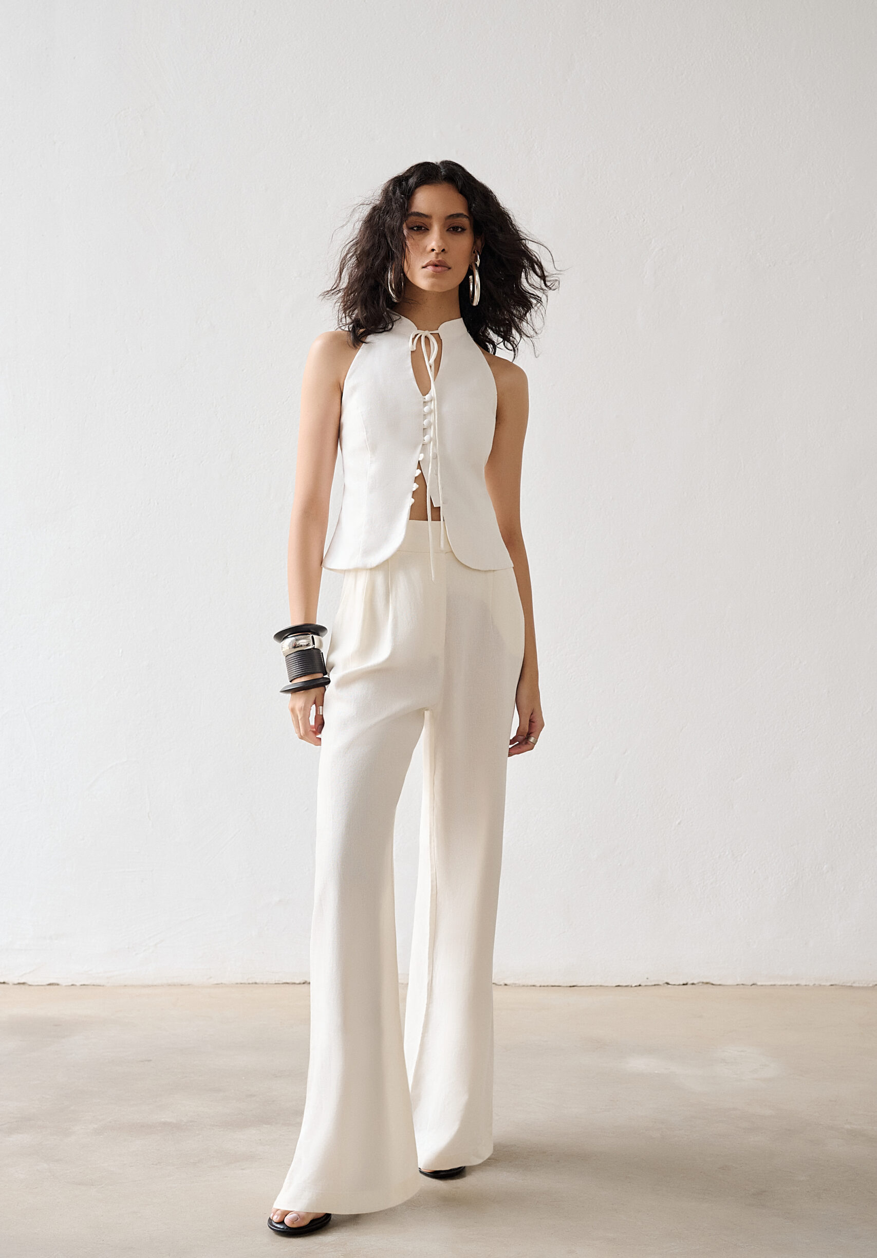 Blusa De Linho com Amarração e Botões Lola - Off