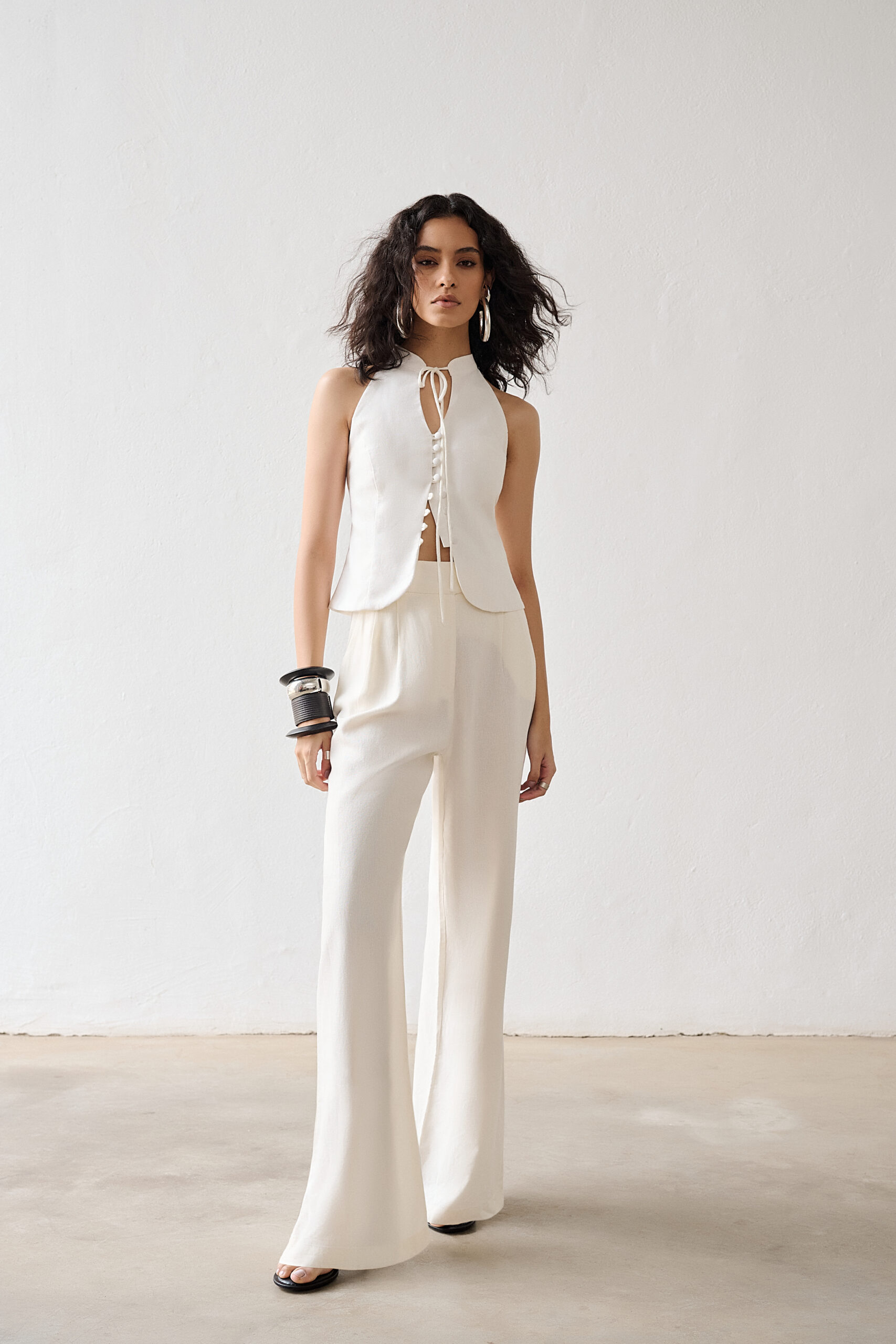 Blusa Lola Gola Alta com Amarração e Recorte Frontal - Off