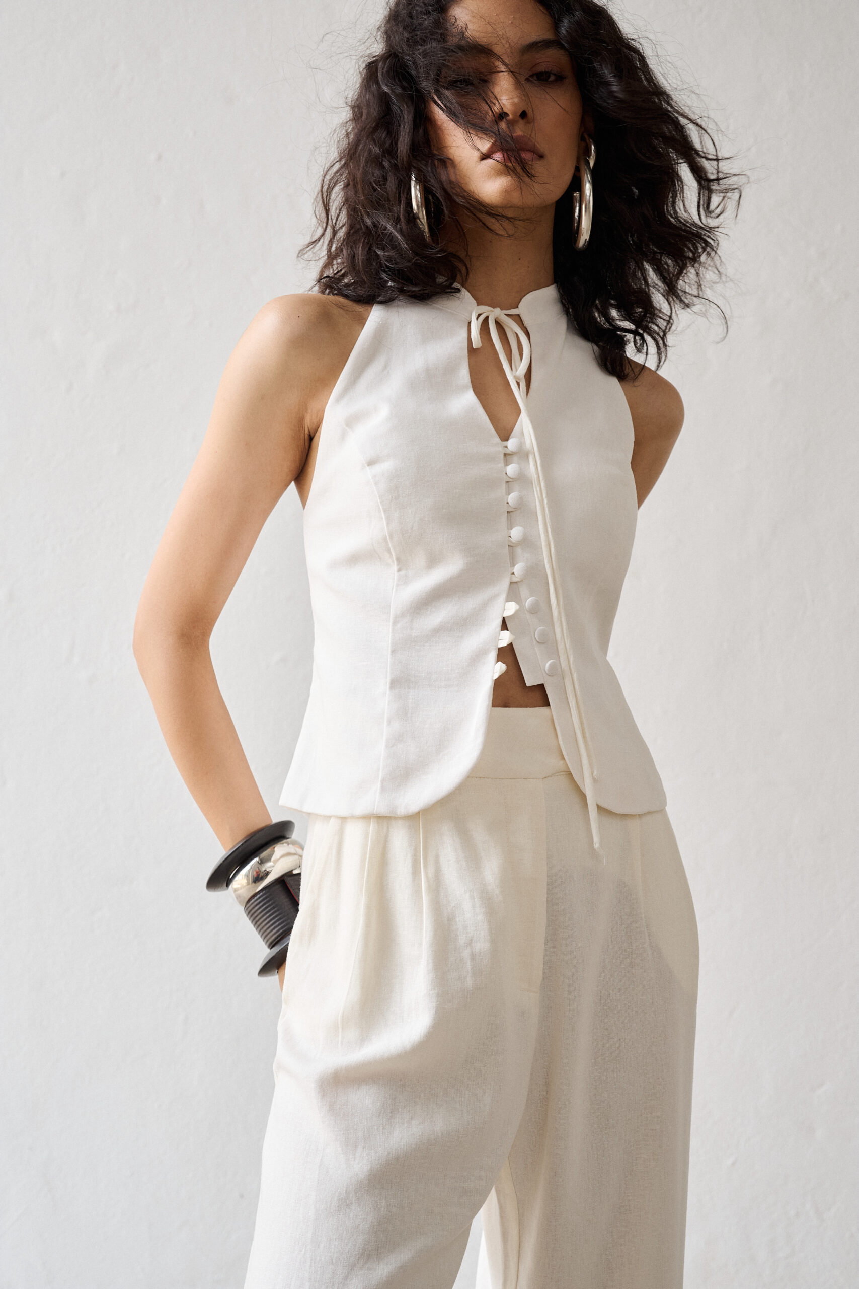 Blusa Lola Gola Alta com Amarração e Recorte Frontal - Off